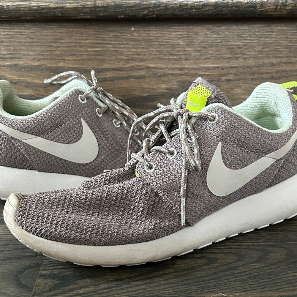 Nike Roshe Runs - women’s - size 7